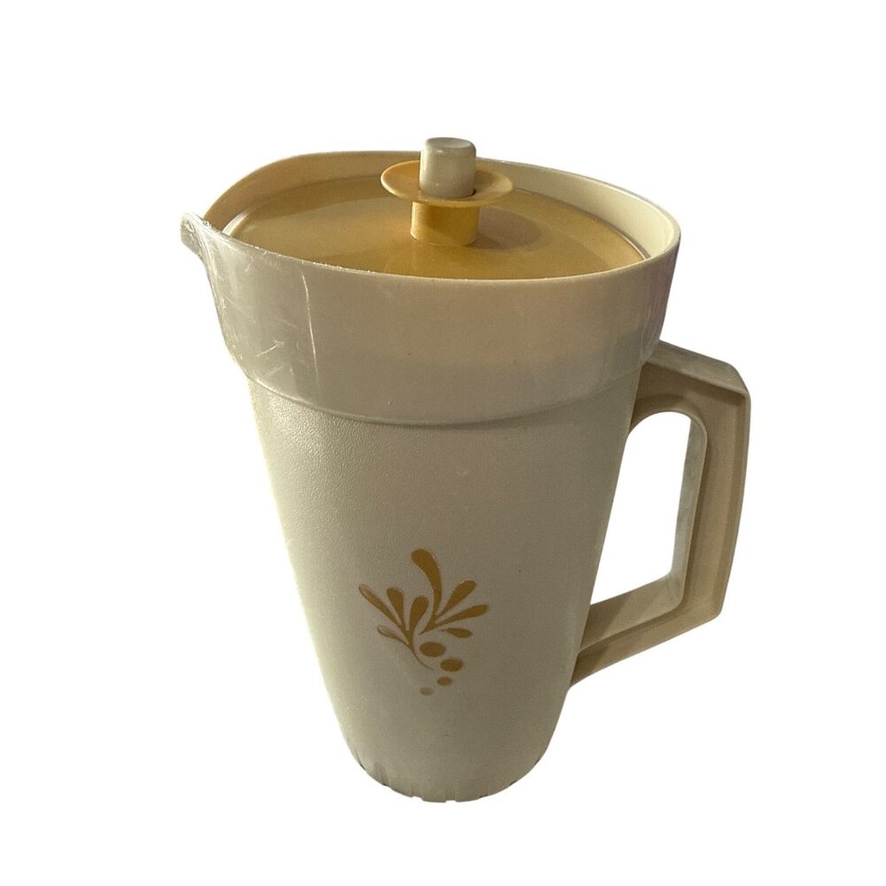 Vintage Tupperware Beige & Yellow Pitcher With Lid - 8.5" Tall 2 Qt #800-6 - Picture 2 of 7